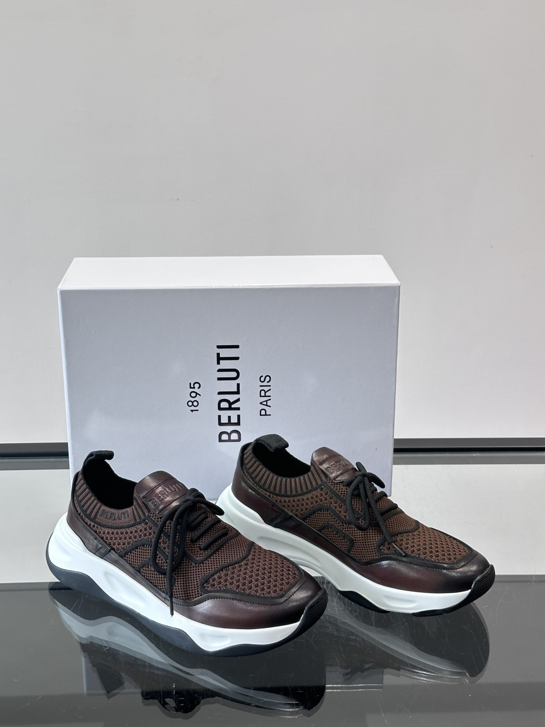 👟ERLUTI 1895运动鞋采用拼色针织鞋面，透气又舒适，适合日常或轻运动穿搭。白色EVA中底轻便缓震