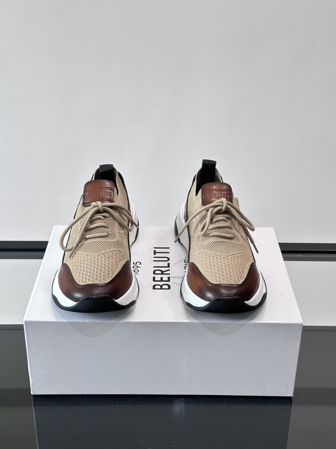 👟ERLUTI 1895运动鞋采用拼色针织鞋面，透气又舒适，适合日常或轻运动穿搭。白色EVA中底轻便缓震