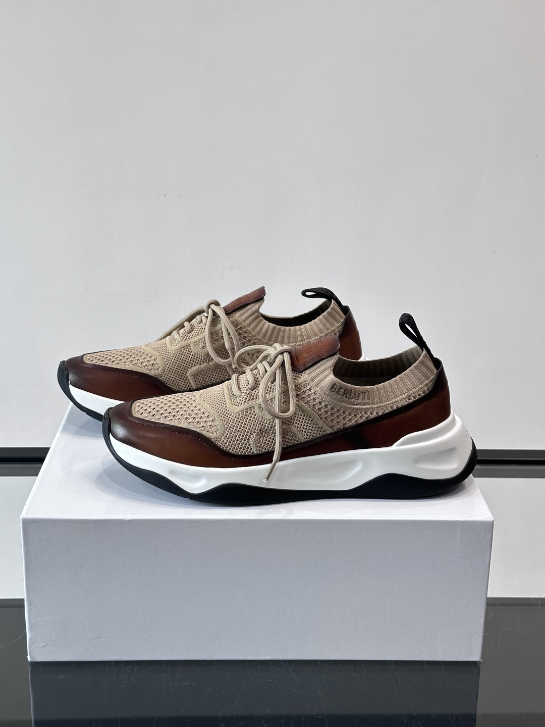 👟ERLUTI 1895运动鞋采用拼色针织鞋面，透气又舒适，适合日常或轻运动穿搭。白色EVA中底轻便缓震