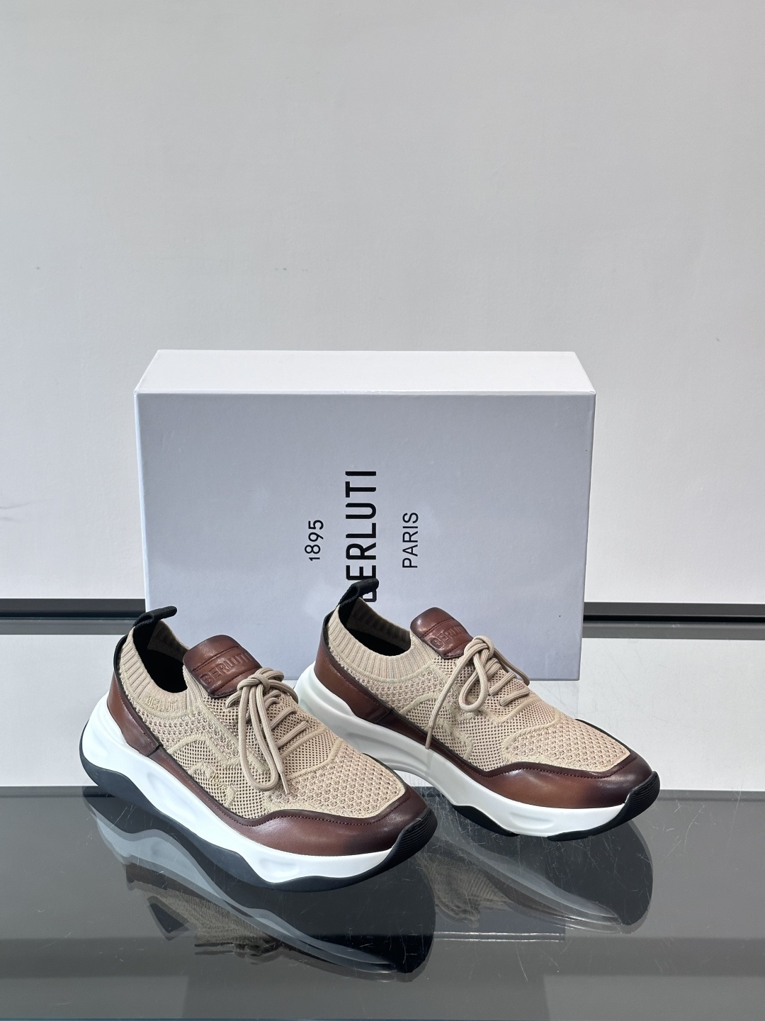 👟ERLUTI 1895运动鞋采用拼色针织鞋面，透气又舒适，适合日常或轻运动穿搭。白色EVA中底轻便缓震