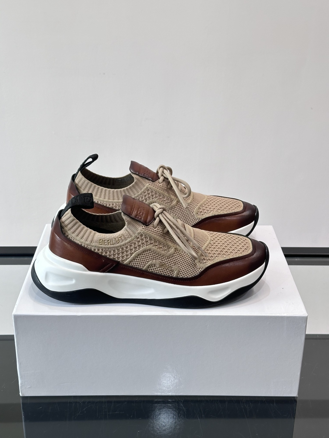 👟ERLUTI 1895运动鞋采用拼色针织鞋面，透气又舒适，适合日常或轻运动穿搭。白色EVA中底轻便缓震