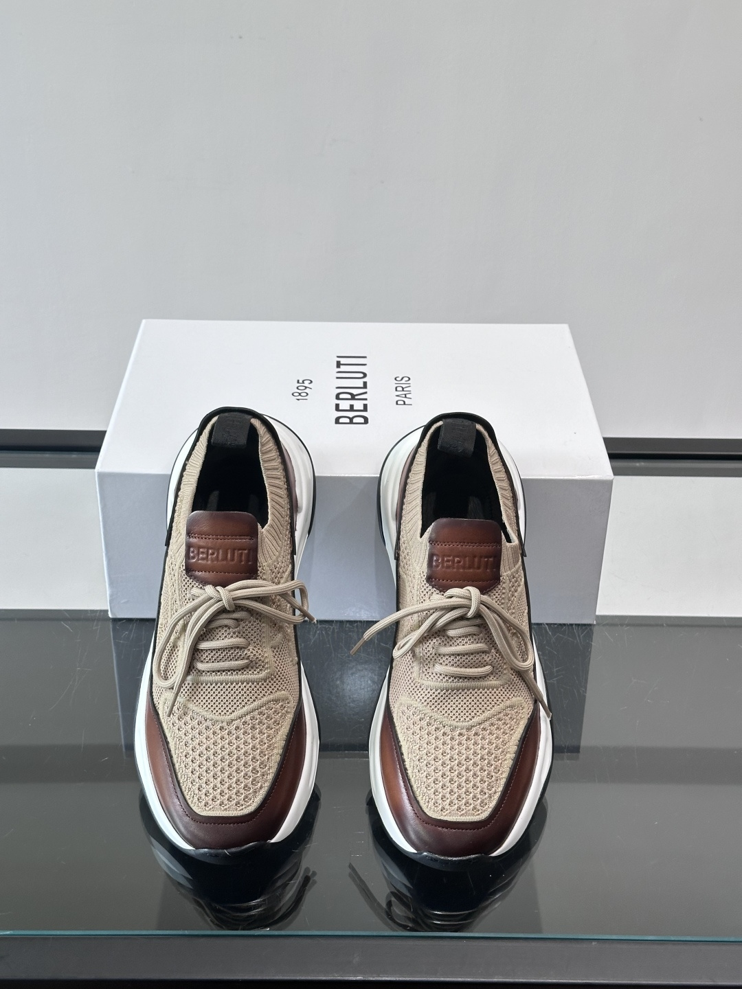 👟ERLUTI 1895运动鞋采用拼色针织鞋面，透气又舒适，适合日常或轻运动穿搭。白色EVA中底轻便缓震