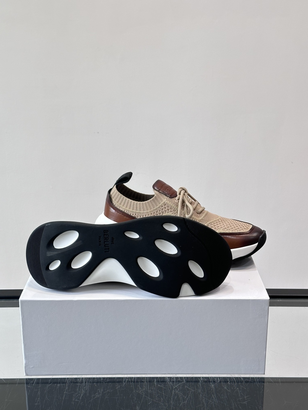 👟ERLUTI 1895运动鞋采用拼色针织鞋面，透气又舒适，适合日常或轻运动穿搭。白色EVA中底轻便缓震
