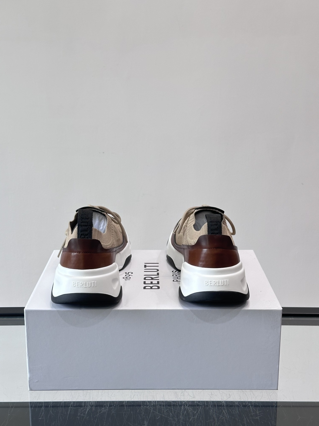 👟ERLUTI 1895运动鞋采用拼色针织鞋面，透气又舒适，适合日常或轻运动穿搭。白色EVA中底轻便缓震