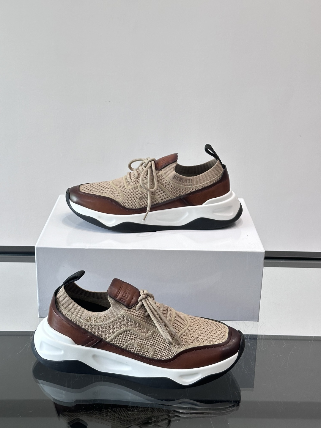 👟ERLUTI 1895运动鞋采用拼色针织鞋面，透气又舒适，适合日常或轻运动穿搭。白色EVA中底轻便缓震