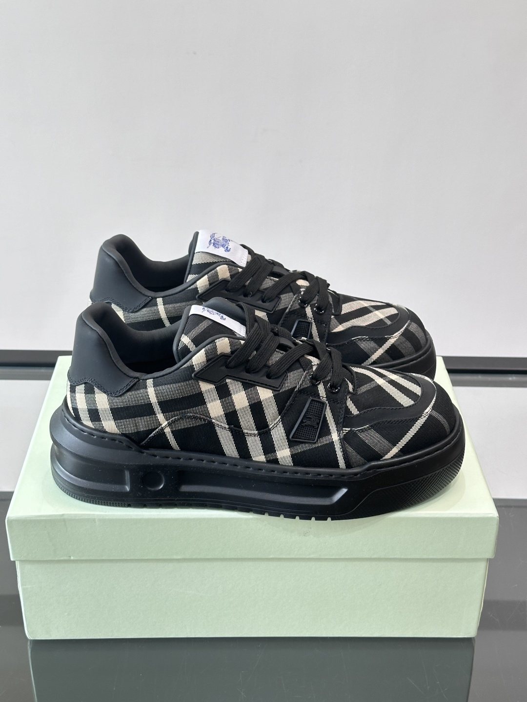 Burberry经典格纹运动鞋​​✨Burberry这款经典格纹运动鞋，采用标志性格纹织物+小牛皮拼接，