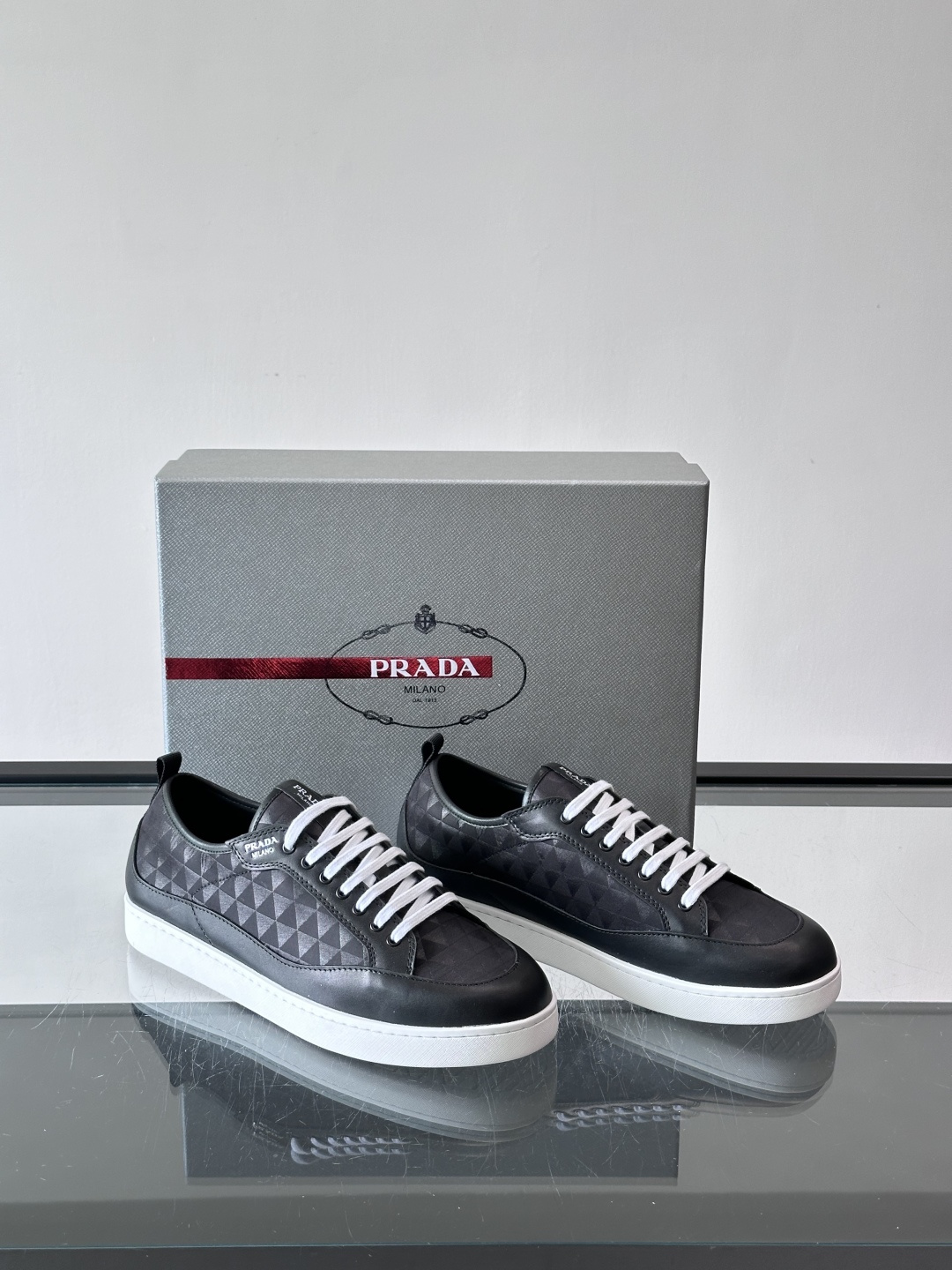 Prada男士帆布板鞋，经典低帮设计，鞋面采用高品质帆布，搭配品牌Logo刺绣，简约又有辨识度✨。橡胶鞋