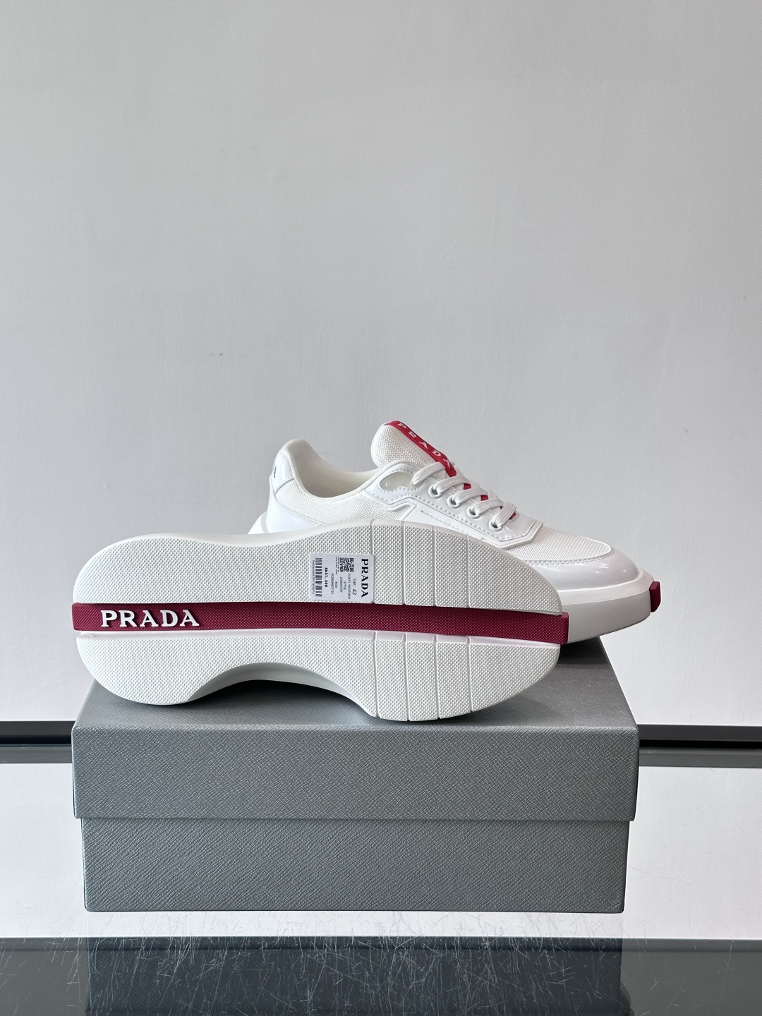 👟Prada男士休闲运动鞋，采用网布➕牛皮拼接，透气又有支撑力。厚底设计，缓震效果棒，日常穿搭或长时间走