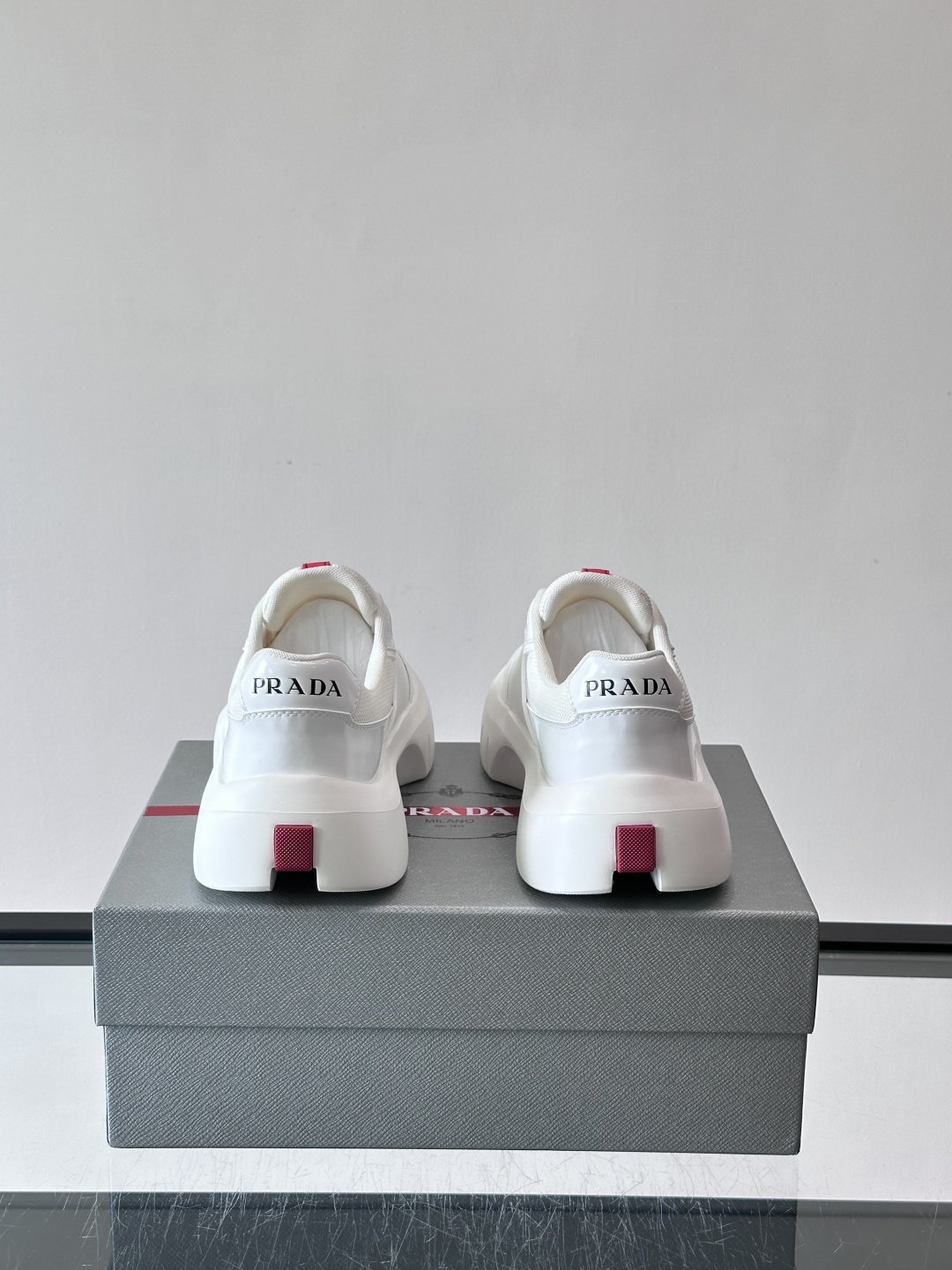 👟Prada男士休闲运动鞋，采用网布➕牛皮拼接，透气又有支撑力。厚底设计，缓震效果棒，日常穿搭或长时间走