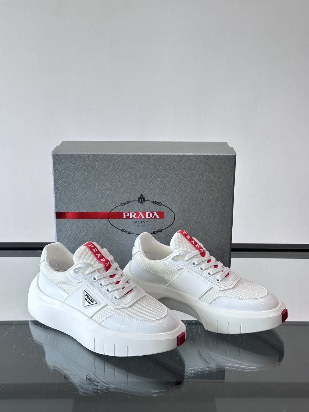 👟Prada男士休闲运动鞋，采用网布➕牛皮拼接，透气又有支撑力。厚底设计，缓震效果棒，日常穿搭或长时间走