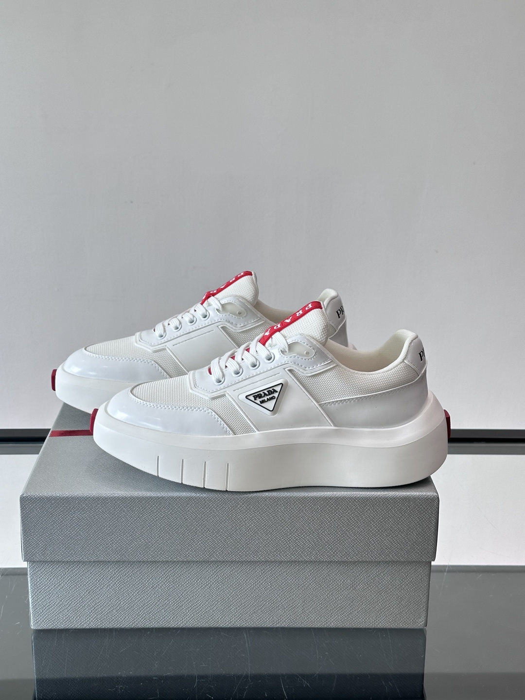 👟Prada男士休闲运动鞋，采用网布➕牛皮拼接，透气又有支撑力。厚底设计，缓震效果棒，日常穿搭或长时间走