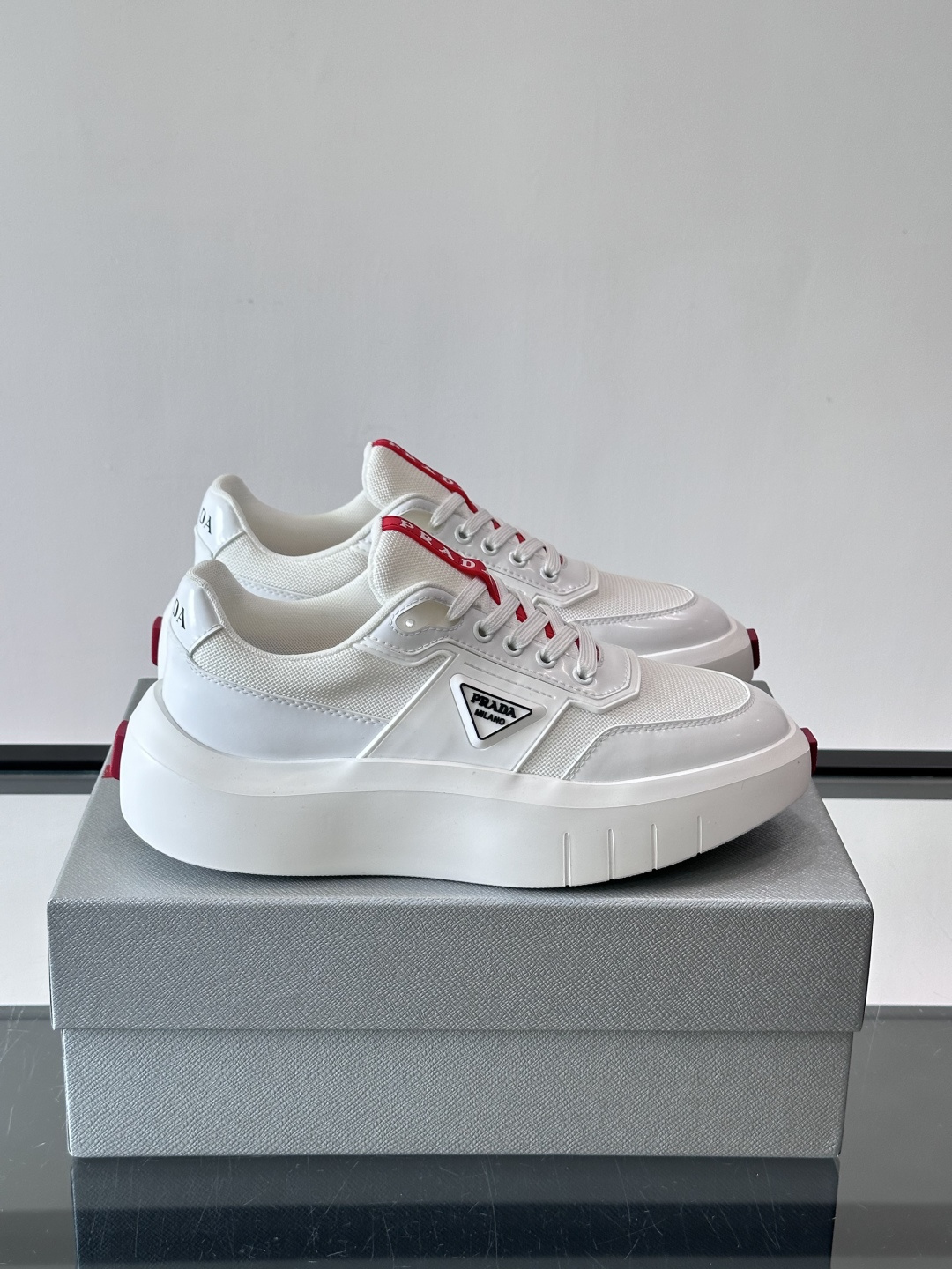 👟Prada男士休闲运动鞋，采用网布➕牛皮拼接，透气又有支撑力。厚底设计，缓震效果棒，日常穿搭或长时间走