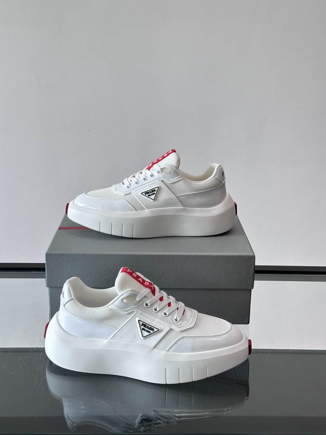 👟Prada男士休闲运动鞋，采用网布➕牛皮拼接，透气又有支撑力。厚底设计，缓震效果棒，日常穿搭或长时间走