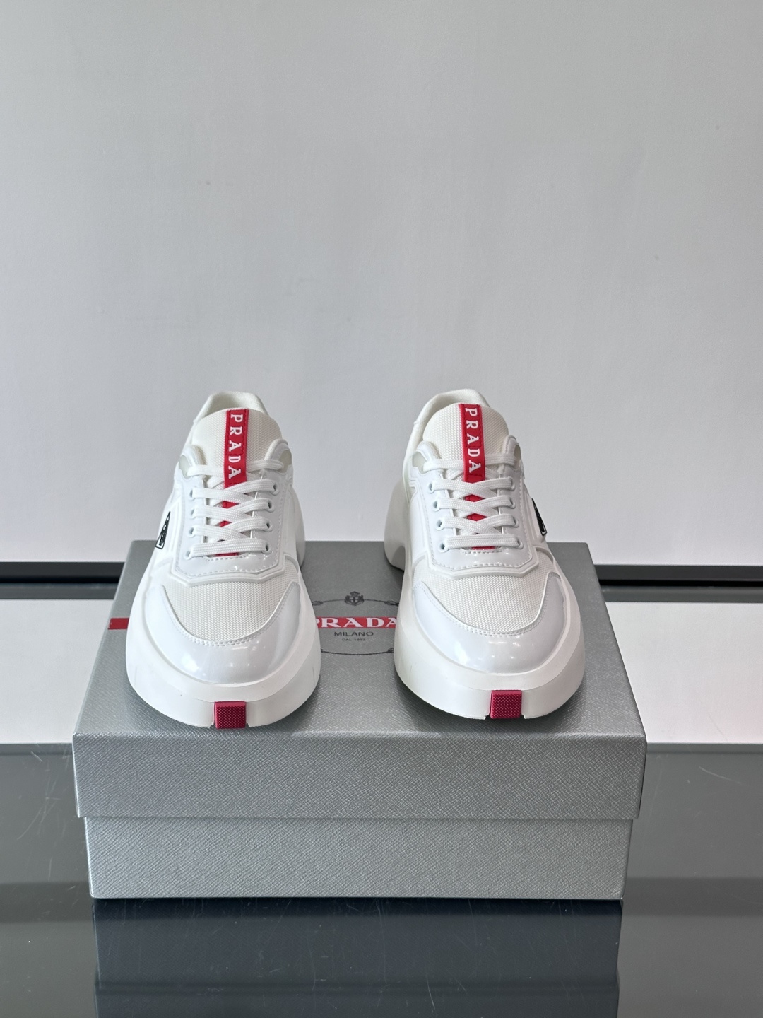 👟Prada男士休闲运动鞋，采用网布➕牛皮拼接，透气又有支撑力。厚底设计，缓震效果棒，日常穿搭或长时间走