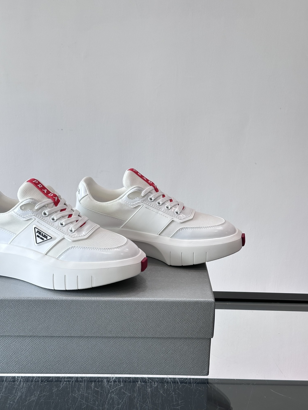 👟Prada男士休闲运动鞋，采用网布➕牛皮拼接，透气又有支撑力。厚底设计，缓震效果棒，日常穿搭或长时间走