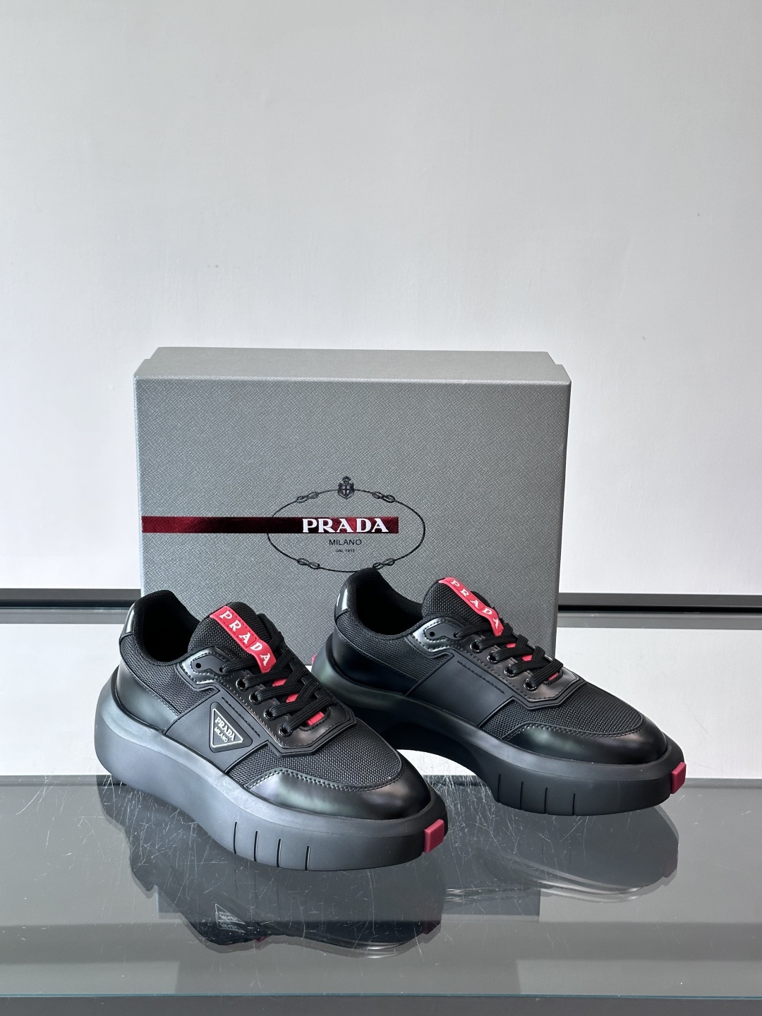 👟Prada男士休闲运动鞋，采用网布➕牛皮拼接，透气又有支撑力。厚底设计，缓震效果棒，日常穿搭或长时间走