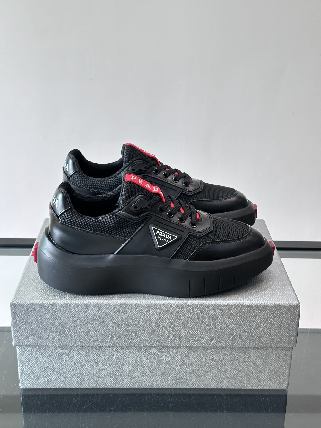 👟Prada男士休闲运动鞋，采用网布➕牛皮拼接，透气又有支撑力。厚底设计，缓震效果棒，日常穿搭或长时间走