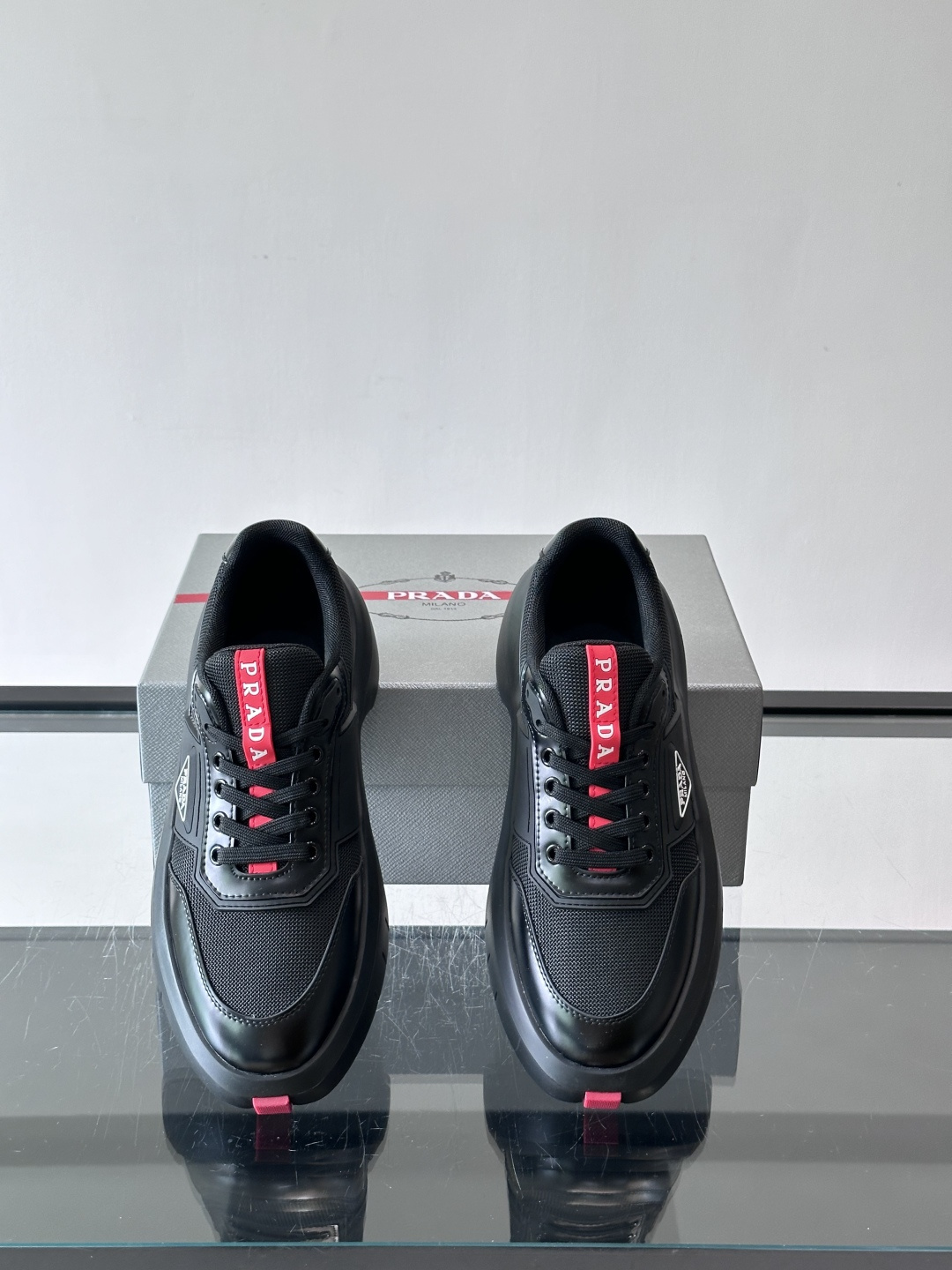 👟Prada男士休闲运动鞋，采用网布➕牛皮拼接，透气又有支撑力。厚底设计，缓震效果棒，日常穿搭或长时间走