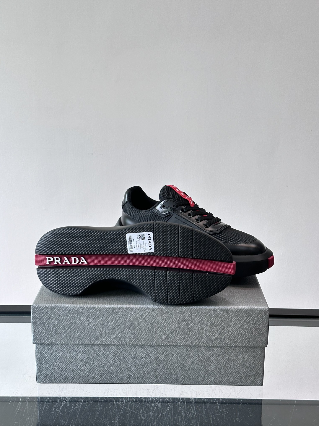 👟Prada男士休闲运动鞋，采用网布➕牛皮拼接，透气又有支撑力。厚底设计，缓震效果棒，日常穿搭或长时间走