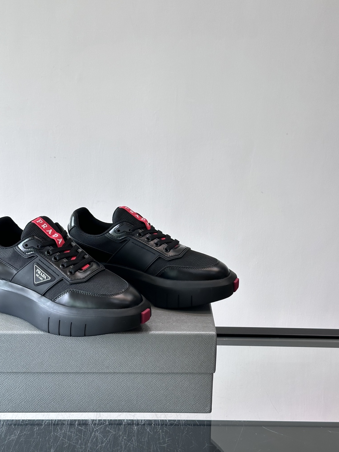 👟Prada男士休闲运动鞋，采用网布➕牛皮拼接，透气又有支撑力。厚底设计，缓震效果棒，日常穿搭或长时间走
