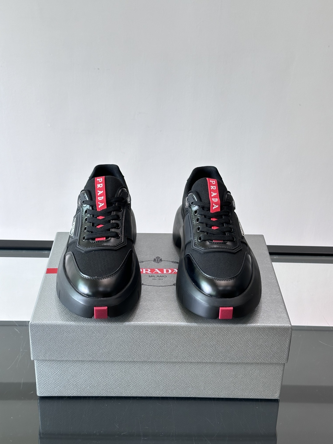 👟Prada男士休闲运动鞋，采用网布➕牛皮拼接，透气又有支撑力。厚底设计，缓震效果棒，日常穿搭或长时间走