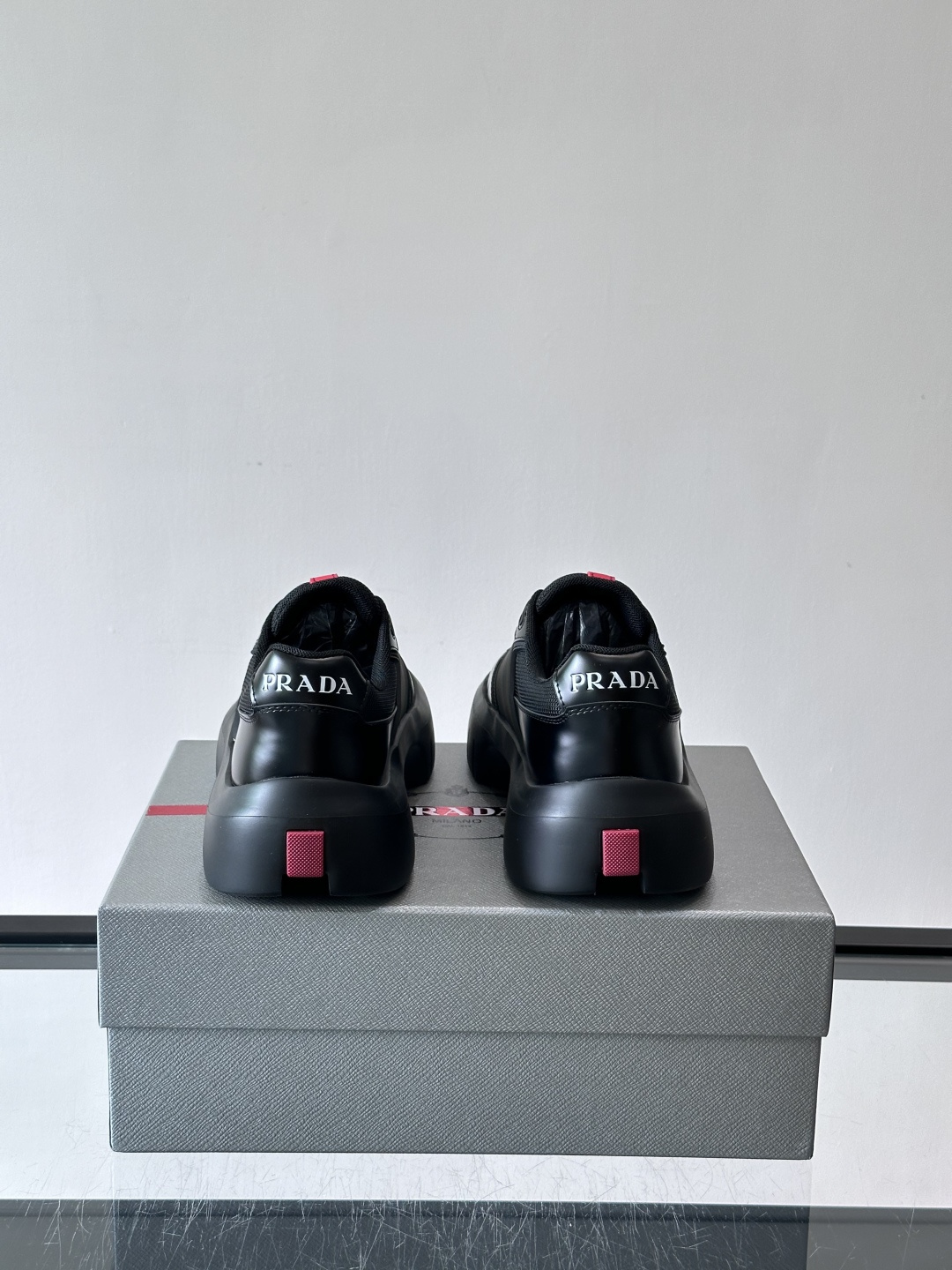 👟Prada男士休闲运动鞋，采用网布➕牛皮拼接，透气又有支撑力。厚底设计，缓震效果棒，日常穿搭或长时间走