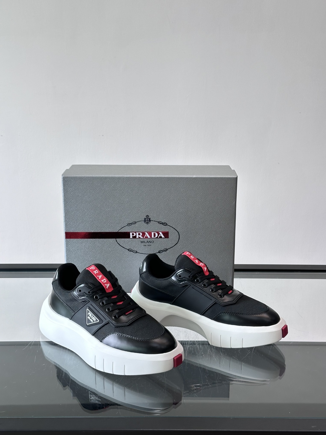 👟Prada男士休闲运动鞋，采用网布➕牛皮拼接，透气又有支撑力。厚底设计，缓震效果棒，日常穿搭或长时间走