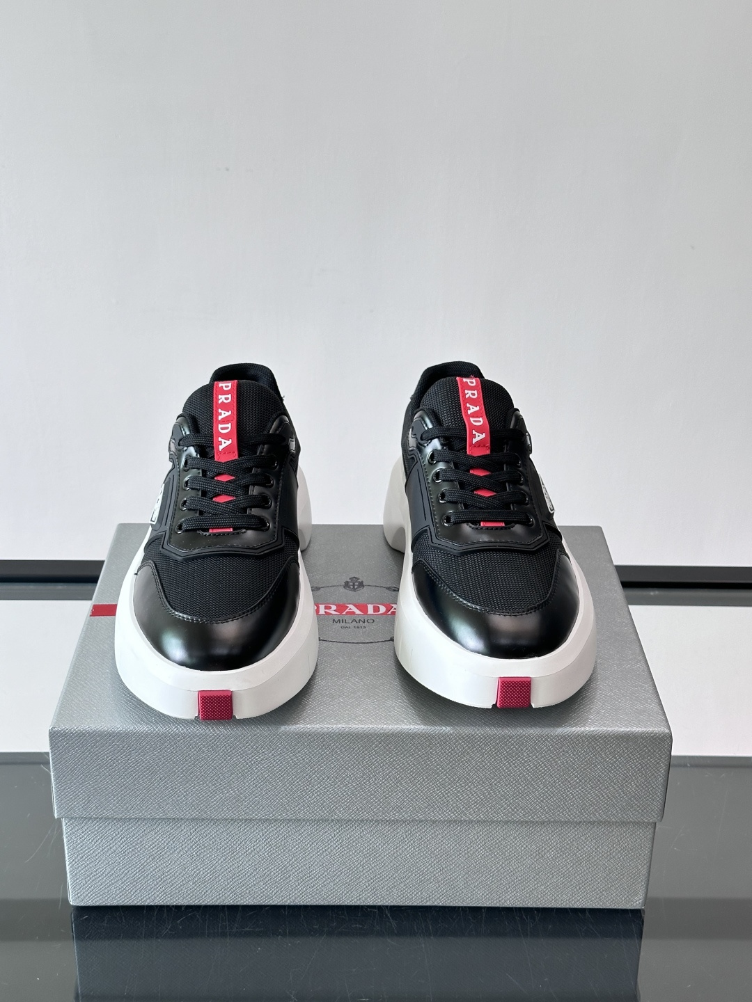 👟Prada男士休闲运动鞋，采用网布➕牛皮拼接，透气又有支撑力。厚底设计，缓震效果棒，日常穿搭或长时间走