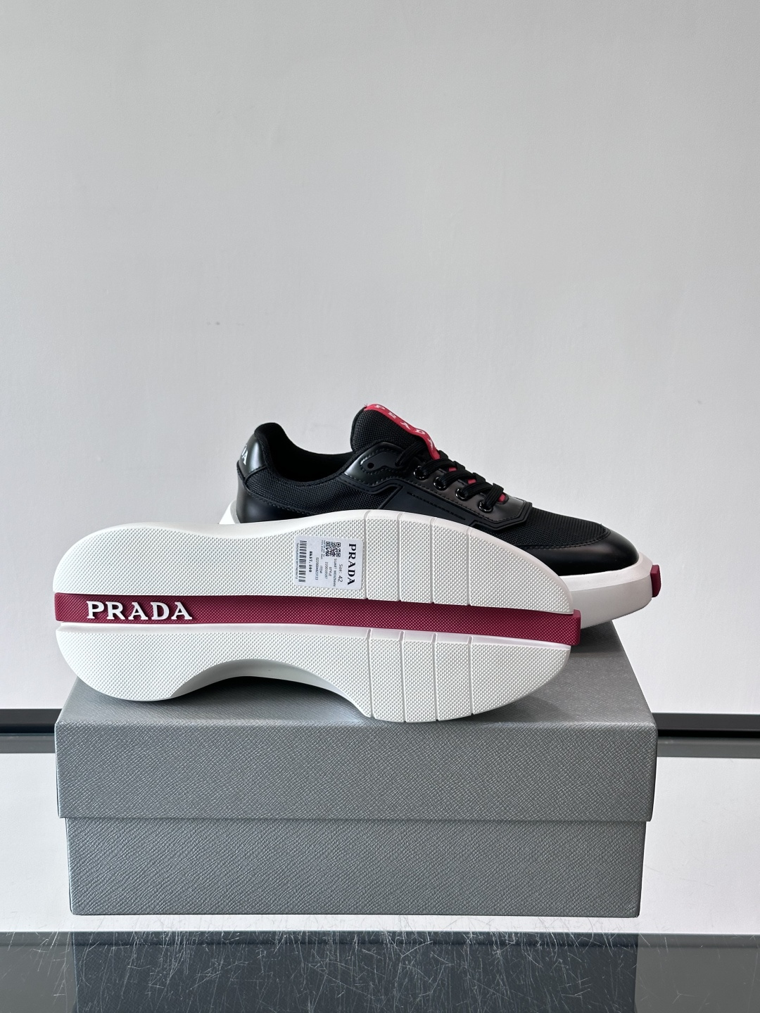 👟Prada男士休闲运动鞋，采用网布➕牛皮拼接，透气又有支撑力。厚底设计，缓震效果棒，日常穿搭或长时间走