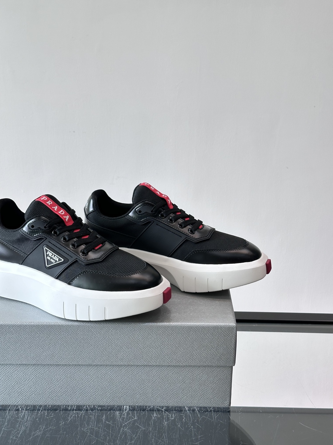 👟Prada男士休闲运动鞋，采用网布➕牛皮拼接，透气又有支撑力。厚底设计，缓震效果棒，日常穿搭或长时间走