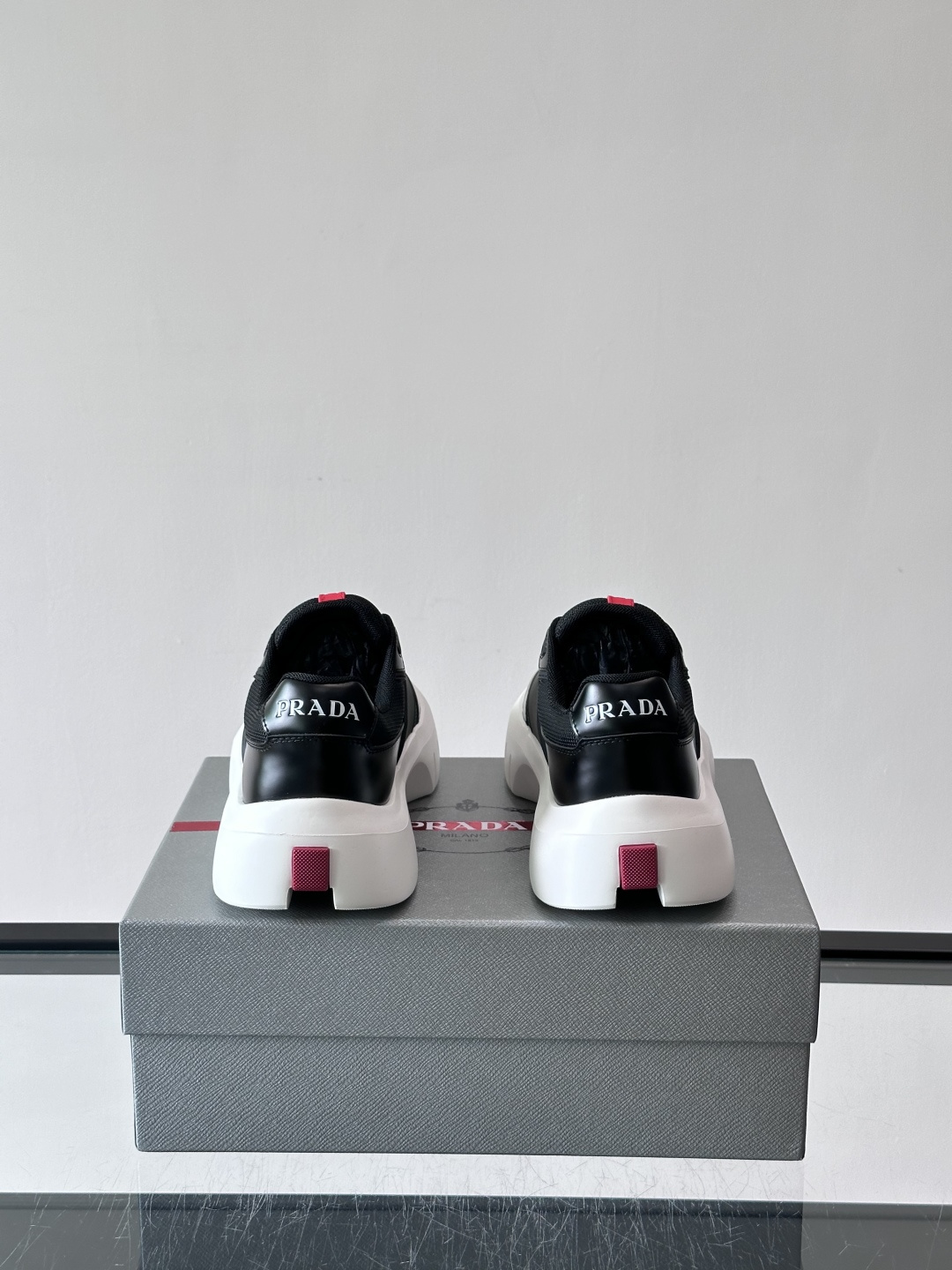 👟Prada男士休闲运动鞋，采用网布➕牛皮拼接，透气又有支撑力。厚底设计，缓震效果棒，日常穿搭或长时间走