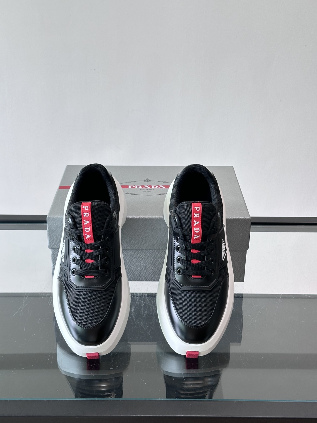 👟Prada男士休闲运动鞋，采用网布➕牛皮拼接，透气又有支撑力。厚底设计，缓震效果棒，日常穿搭或长时间走