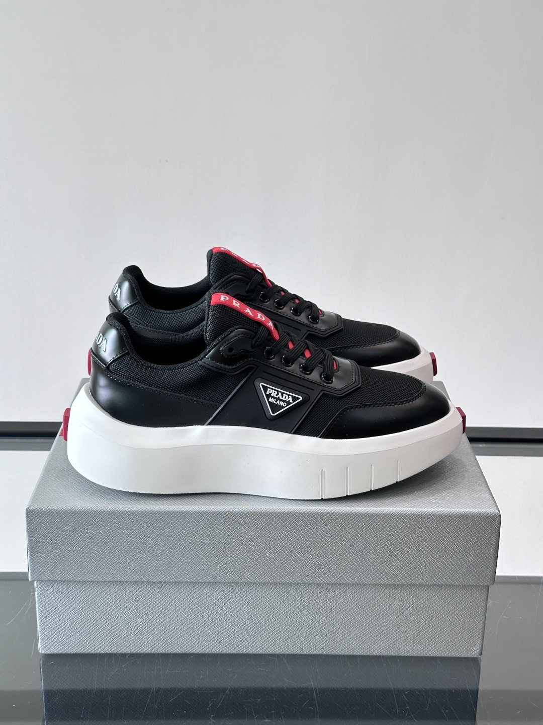 👟Prada男士休闲运动鞋，采用网布➕牛皮拼接，透气又有支撑力。厚底设计，缓震效果棒，日常穿搭或长时间走