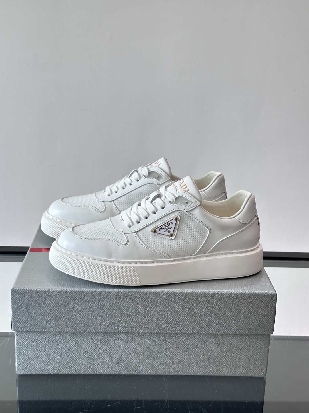 👟Prada男士休闲运动鞋，采用牛皮面料制作，透气又有支撑力。厚底设计，缓震效果棒，日常穿搭或长时间走路