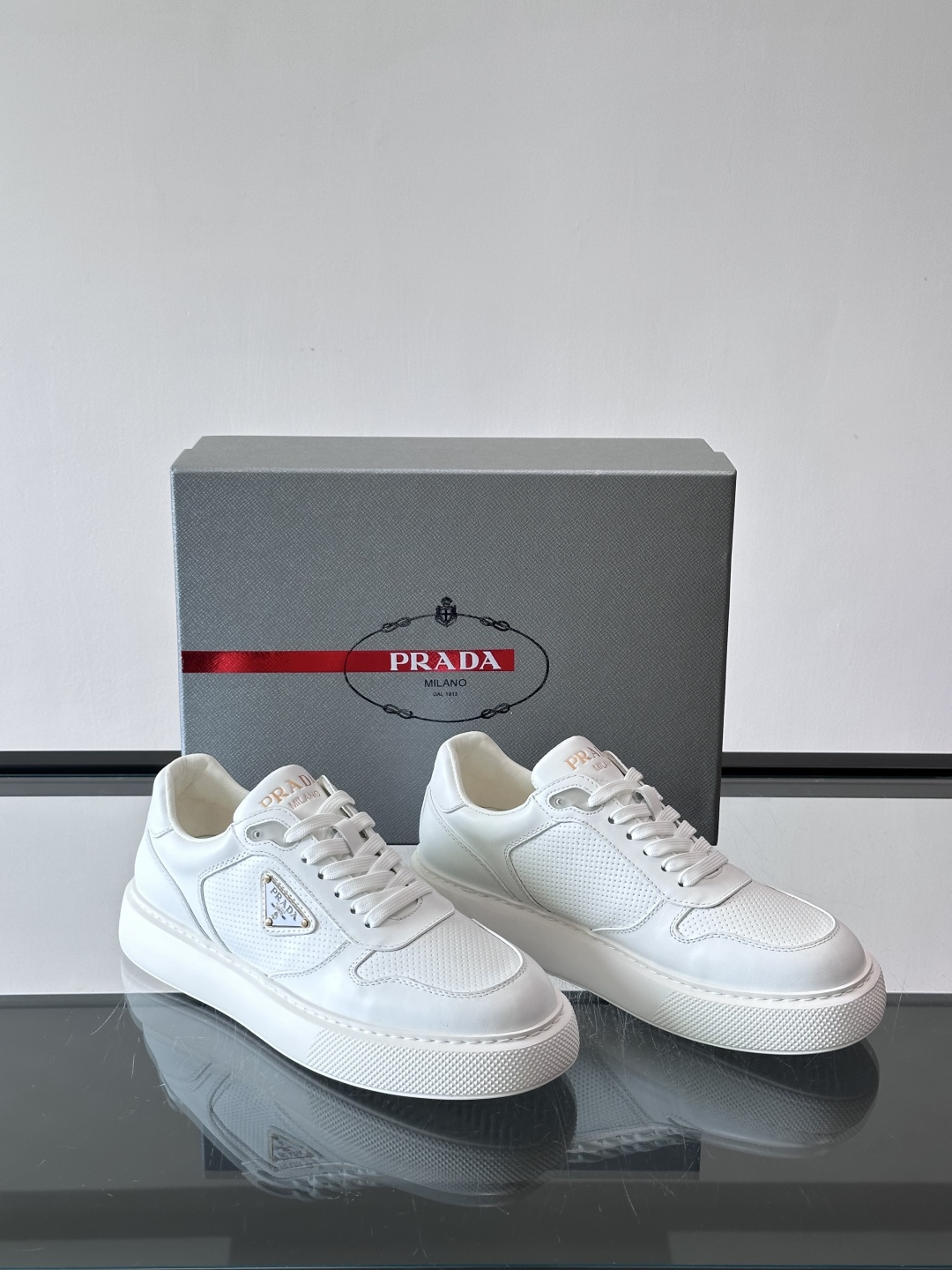 👟Prada男士休闲运动鞋，采用牛皮面料制作，透气又有支撑力。厚底设计，缓震效果棒，日常穿搭或长时间走路