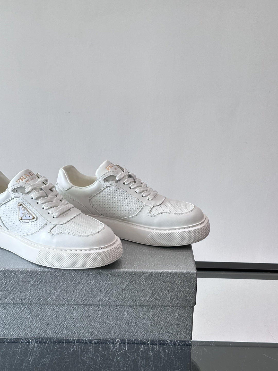 👟Prada男士休闲运动鞋，采用牛皮面料制作，透气又有支撑力。厚底设计，缓震效果棒，日常穿搭或长时间走路