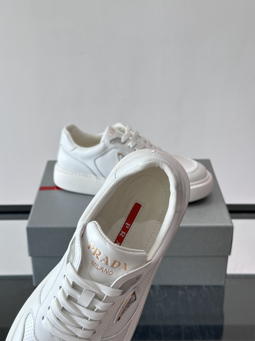 👟Prada男士休闲运动鞋，采用牛皮面料制作，透气又有支撑力。厚底设计，缓震效果棒，日常穿搭或长时间走路