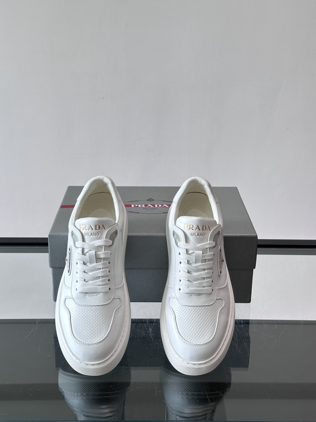 👟Prada男士休闲运动鞋，采用牛皮面料制作，透气又有支撑力。厚底设计，缓震效果棒，日常穿搭或长时间走路