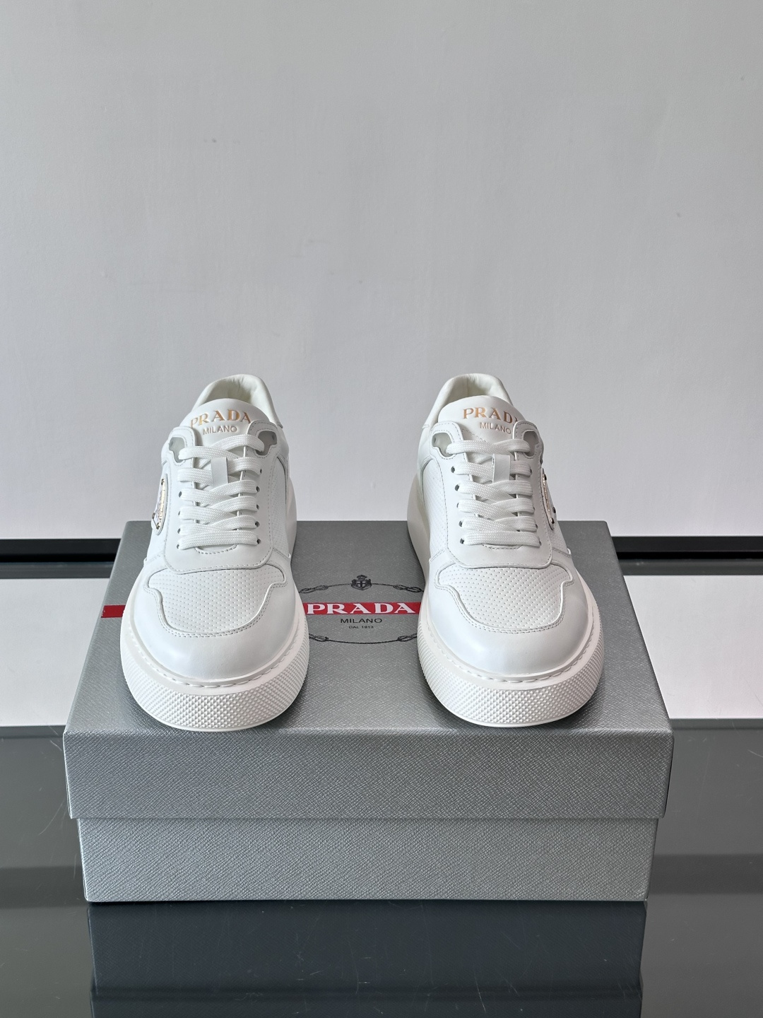 👟Prada男士休闲运动鞋，采用牛皮面料制作，透气又有支撑力。厚底设计，缓震效果棒，日常穿搭或长时间走路