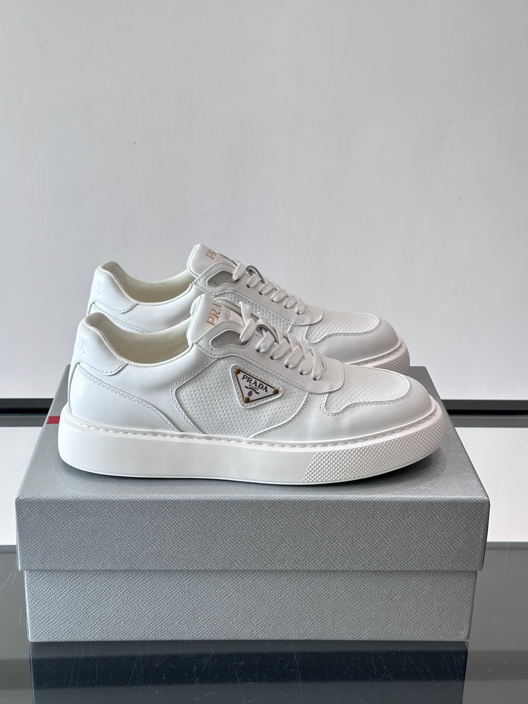👟Prada男士休闲运动鞋，采用牛皮面料制作，透气又有支撑力。厚底设计，缓震效果棒，日常穿搭或长时间走路
