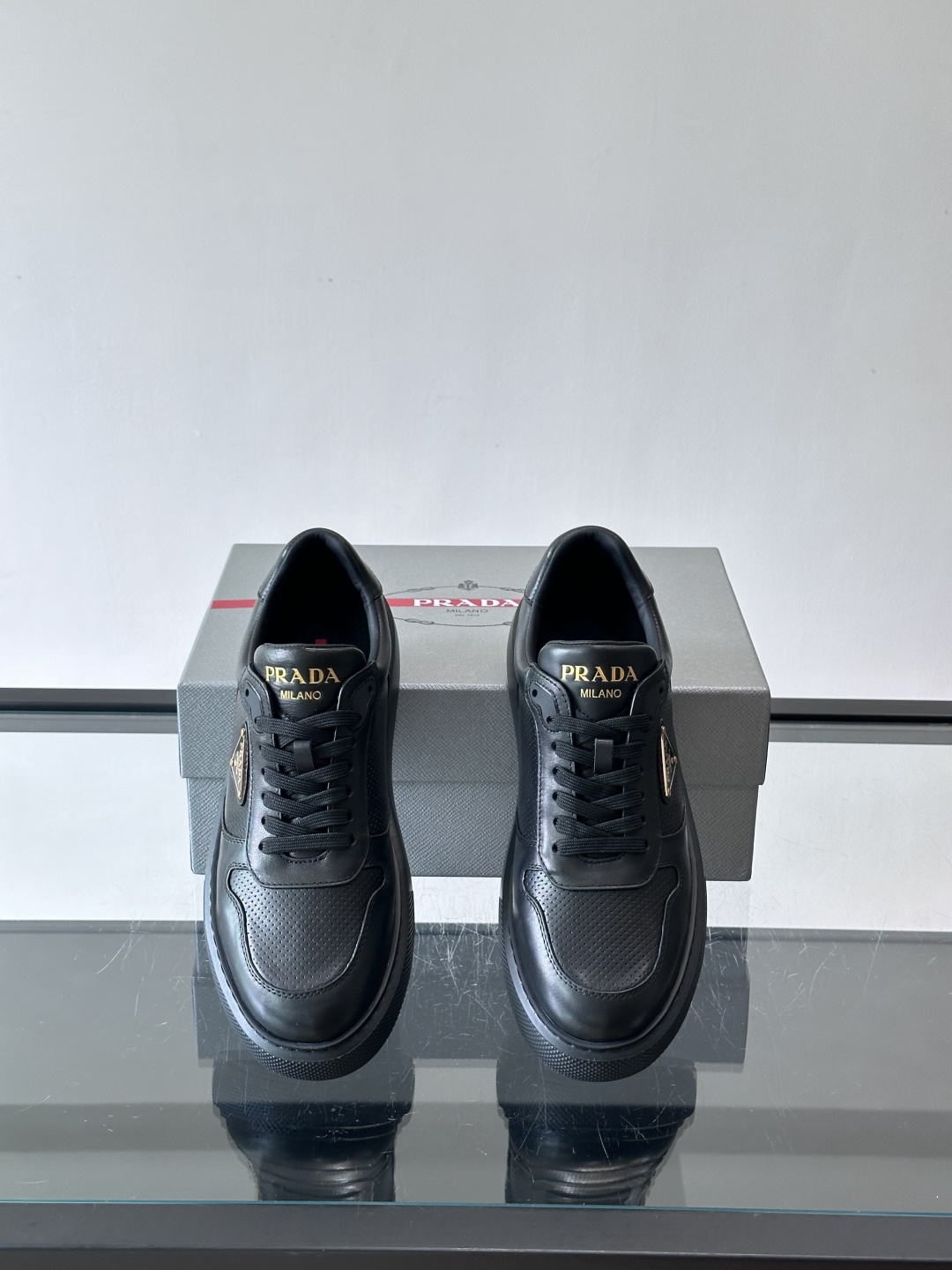 👟Prada男士休闲运动鞋，采用牛皮面料制作，透气又有支撑力。厚底设计，缓震效果棒，日常穿搭或长时间走路
