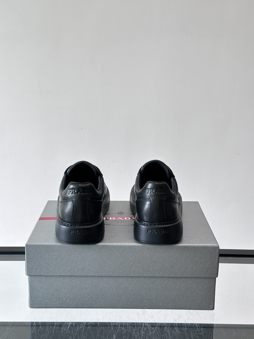 👟Prada男士休闲运动鞋，采用牛皮面料制作，透气又有支撑力。厚底设计，缓震效果棒，日常穿搭或长时间走路