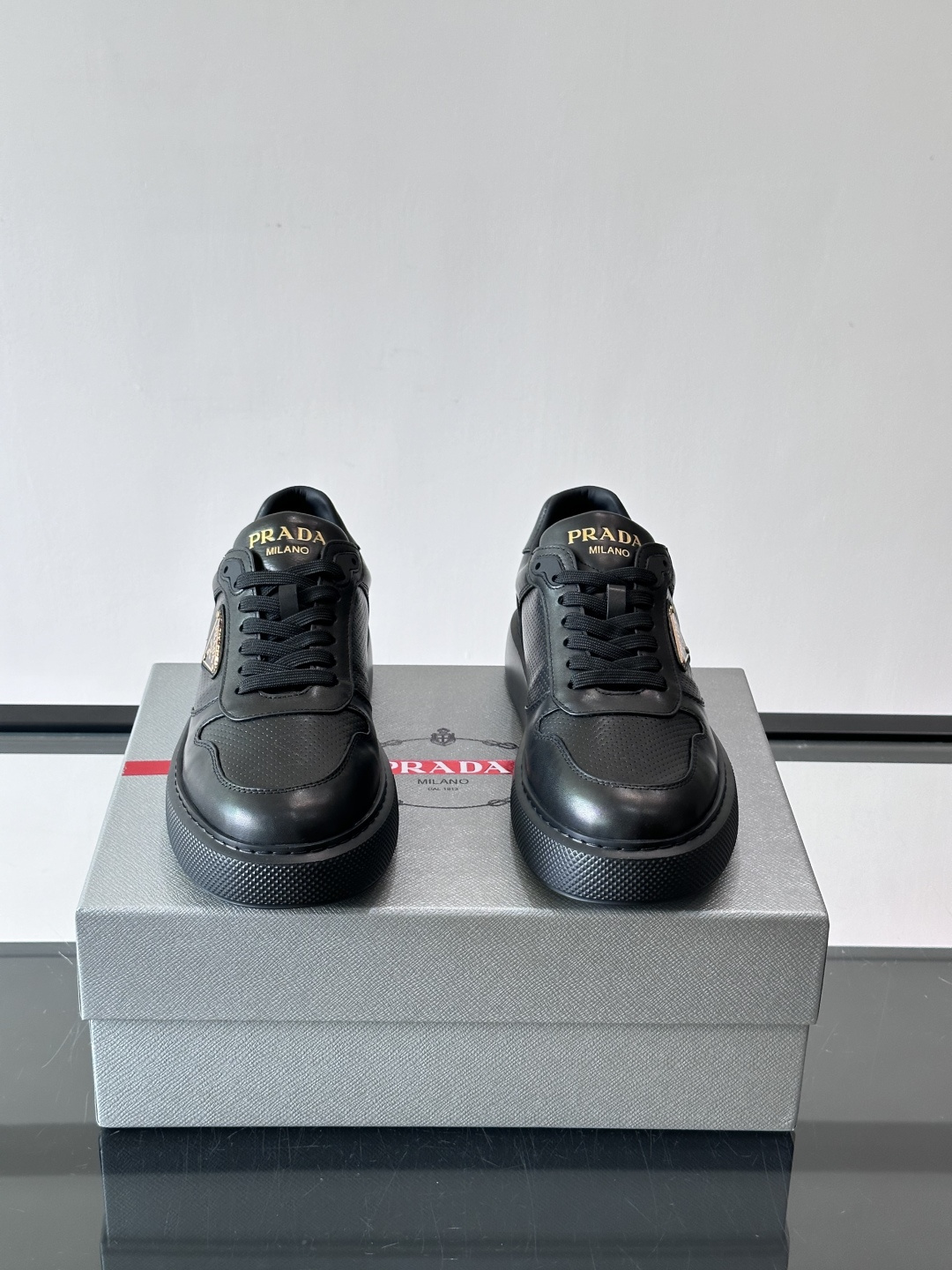 👟Prada男士休闲运动鞋，采用牛皮面料制作，透气又有支撑力。厚底设计，缓震效果棒，日常穿搭或长时间走路