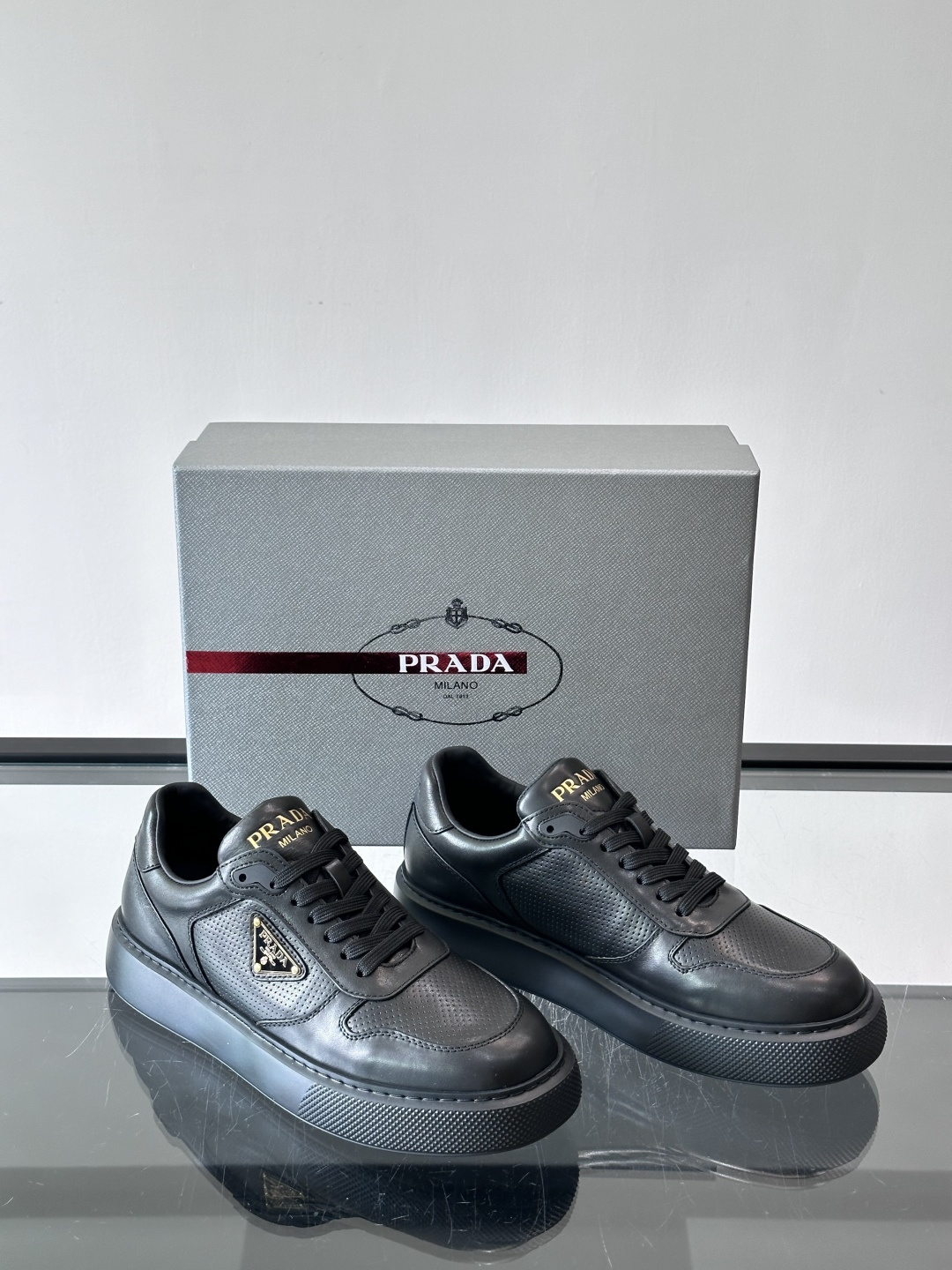 👟Prada男士休闲运动鞋，采用牛皮面料制作，透气又有支撑力。厚底设计，缓震效果棒，日常穿搭或长时间走路