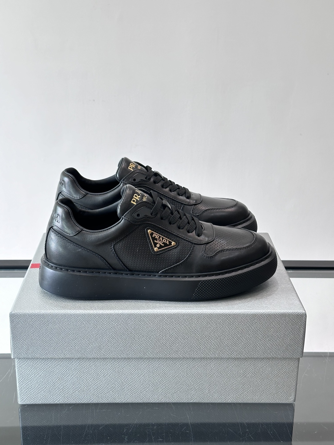 👟Prada男士休闲运动鞋，采用牛皮面料制作，透气又有支撑力。厚底设计，缓震效果棒，日常穿搭或长时间走路