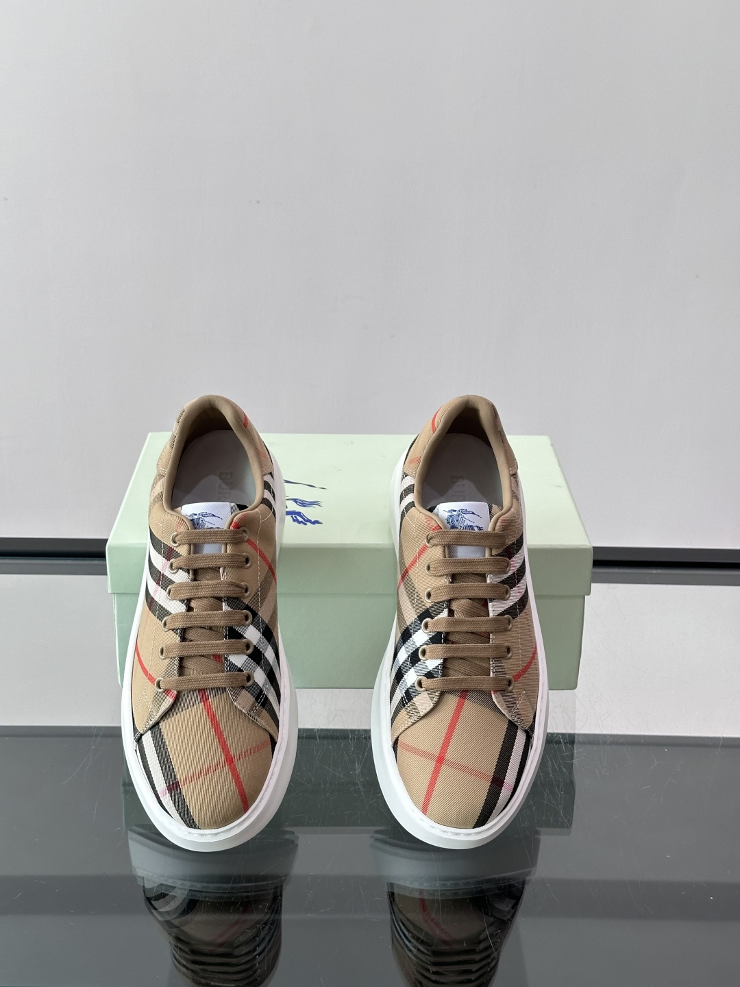 Burberry男士休闲运动鞋采用经典格纹设计，英伦风满满，帆布+牛皮拼接，舒适又耐用。橡胶鞋底防滑，日