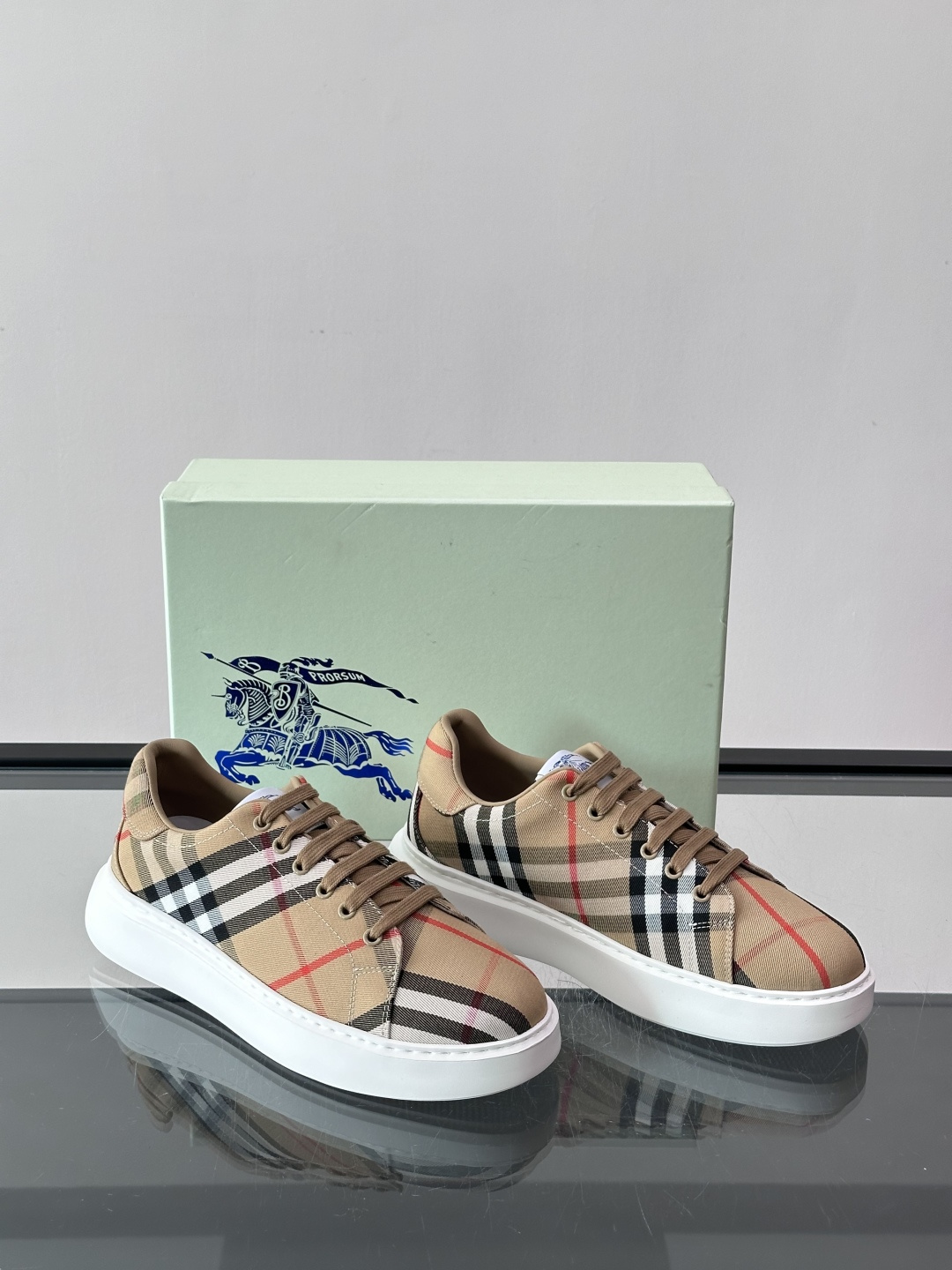 Burberry男士休闲运动鞋采用经典格纹设计，英伦风满满，帆布+牛皮拼接，舒适又耐用。橡胶鞋底防滑，日