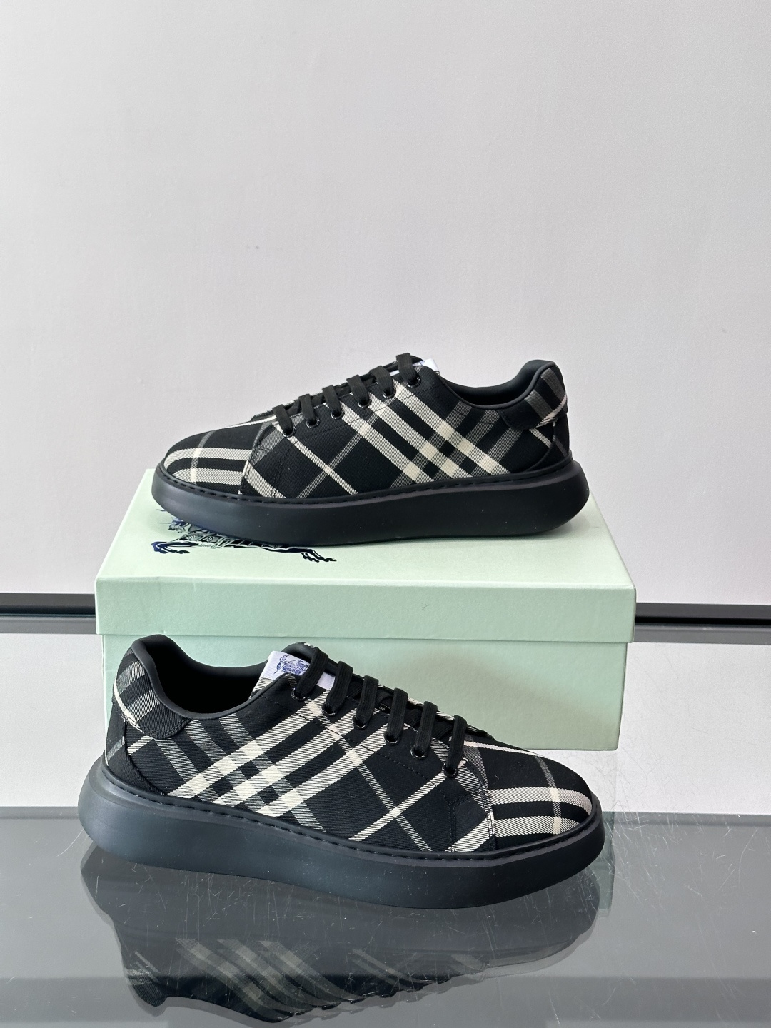 Burberry男士休闲运动鞋采用经典格纹设计，英伦风满满，帆布+牛皮拼接，舒适又耐用。橡胶鞋底防滑，日