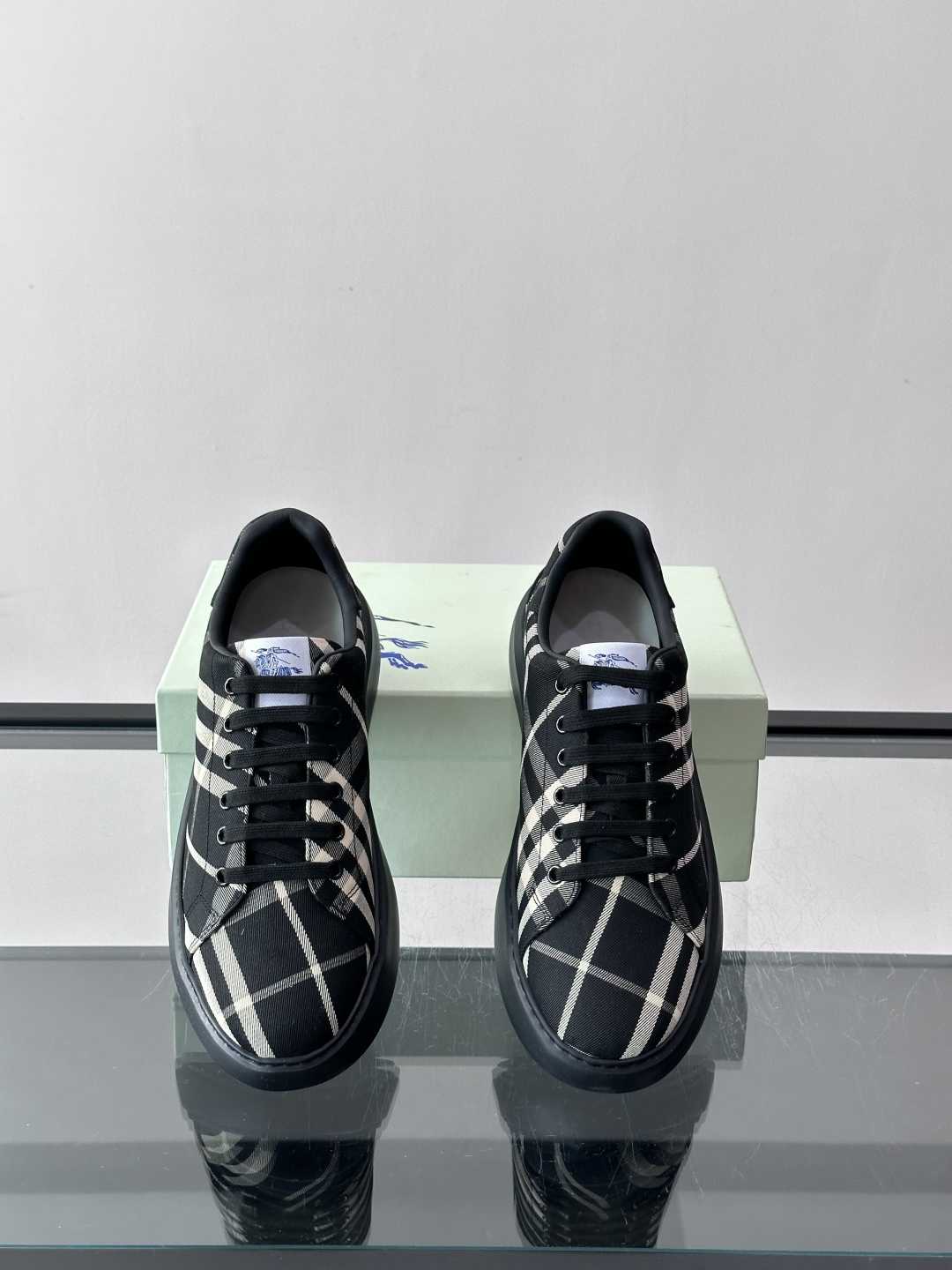 Burberry男士休闲运动鞋采用经典格纹设计，英伦风满满，帆布+牛皮拼接，舒适又耐用。橡胶鞋底防滑，日