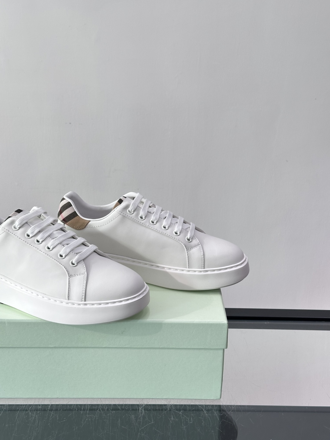 👟Burberry男士休闲😎鞋，真皮+经典格纹布拼接，简约又超有辨识度！软底设计，穿着舒适，日常通勤、休